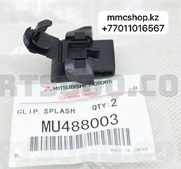 Клипса пистон крепление переднего подкрыльника подкрылка MU488003 оригинал митсубиси паджеро 3 -4 mitsubishi pajero 2000 - 2019