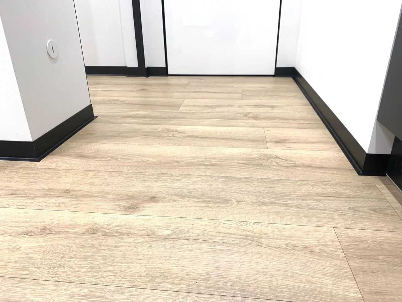 Алюминиевый плинтус ПЛ 80 Черный мат, фото 1