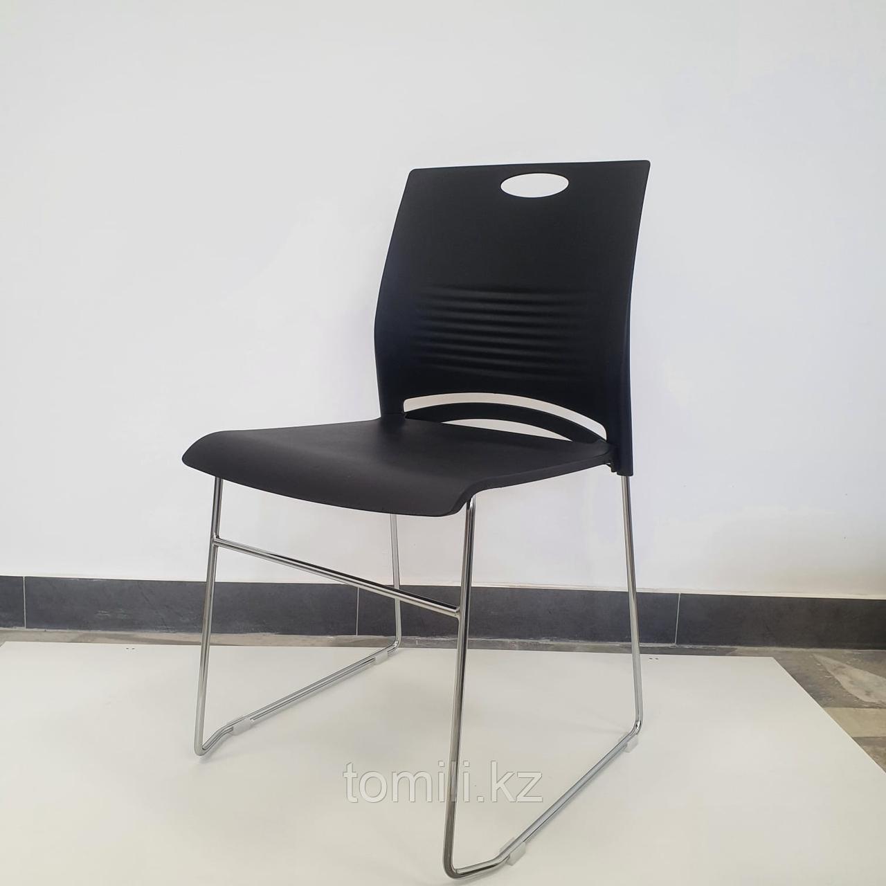 Стул пластиковый на полозьях