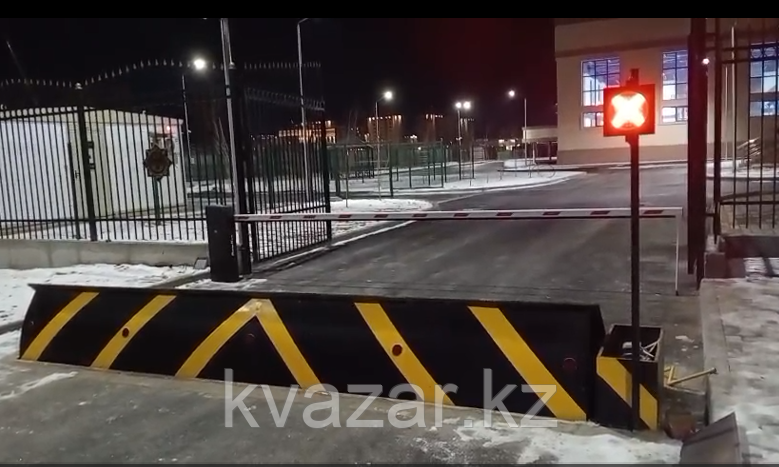 Дорожный блокиратор "БД"-6000мм электромеханический с защитной шторкой. толщина"боевой" крышки 12 мм .категория К-12(РК)