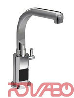 Смеситель для умывальника, приводимый в действие ИК-датчиком и работающий от сети 230 В