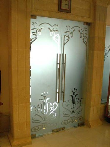 Стеклянная дверь с пескоструйным рисунком