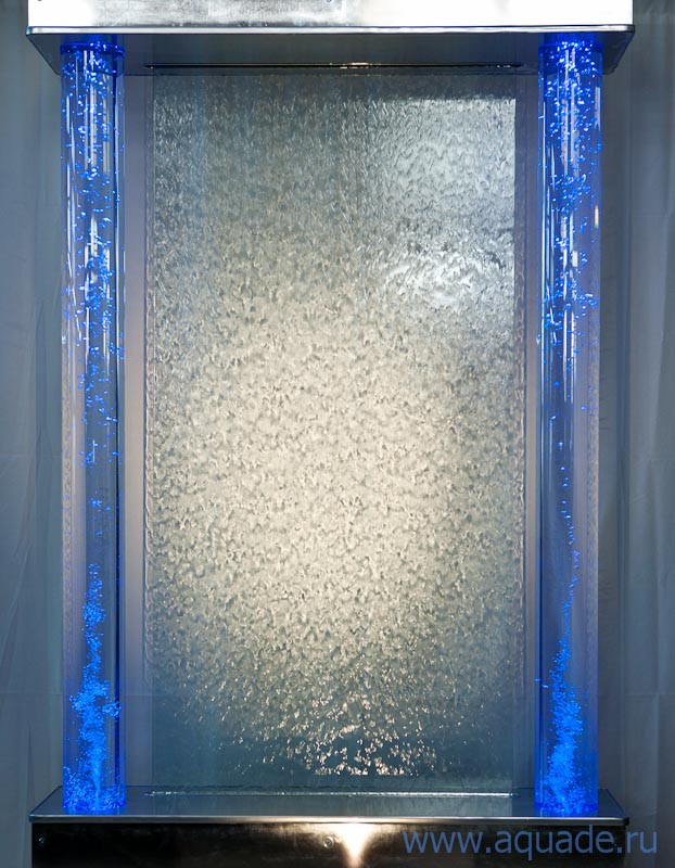Декоративный водопад по стеклу в дизайне интерьера