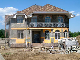 Подшивка карнизов софитом, монтаж водостоков, мкр Бакай, коттеджный городок из 8 домов, Алматы.