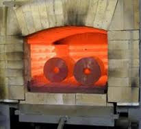 Закалка. Это процесс термической обработки, при которой сталь нагревают до оптимальной температуры, выдерживают при этой температуре и затем быстро охлаждают с целью получения неравновесной структуры. В результате закалки повышается прочность и тверд