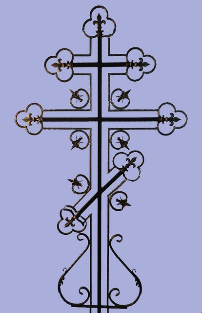Кованые кресты на тумбе