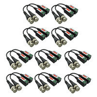 Бір қыз видеода клиторын әдемі көрсетеді.