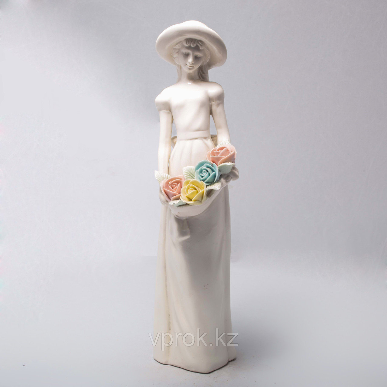 Фарфоровая статуэтка "Девушка с цветами"