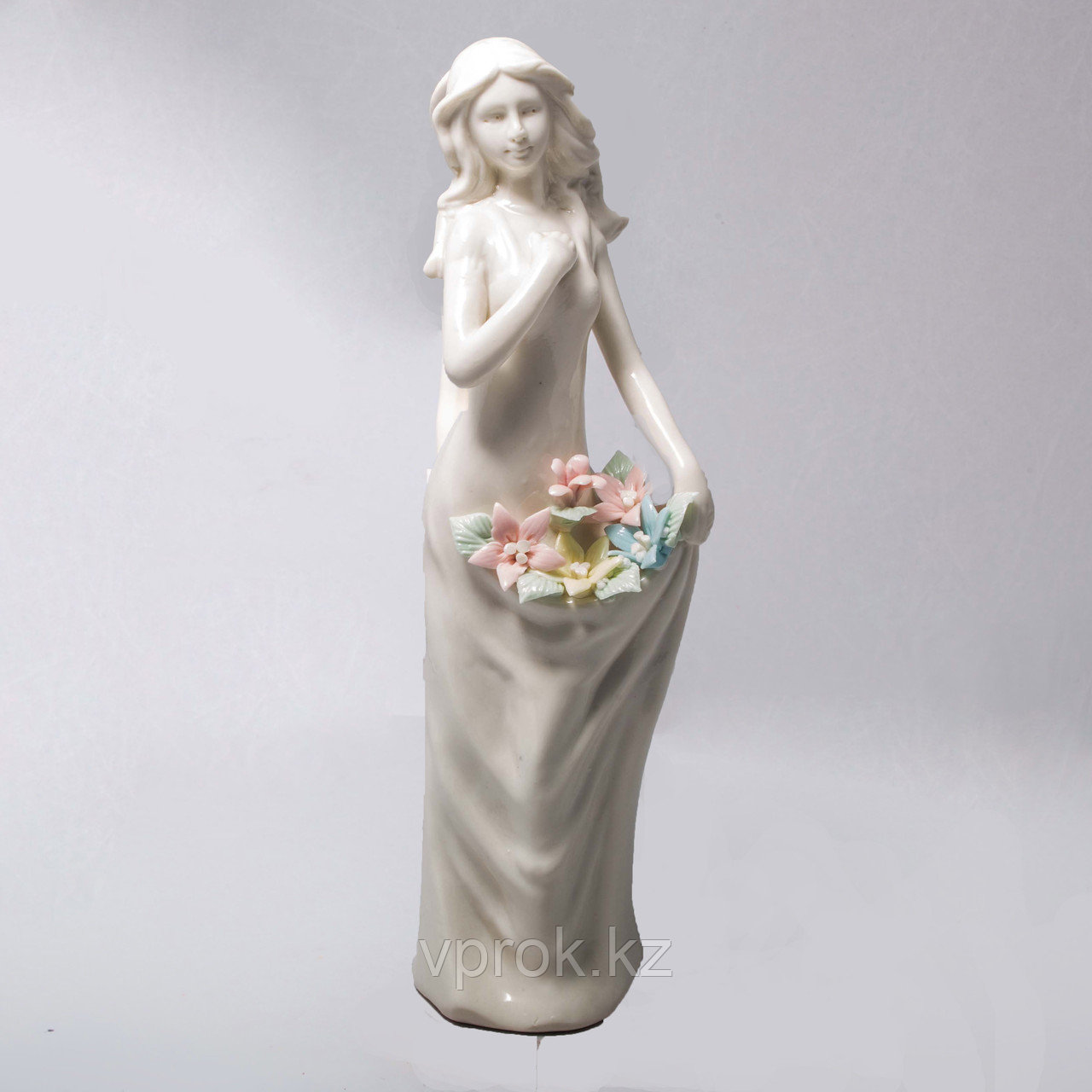 Фарфоровая статуэтка "Застенчивая девушка с цветами"