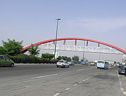 Строительство пешеходного моста из металлического каркаса