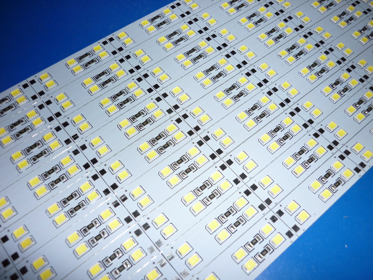 Двухрядная светодиодная алюминиевая полоса SMD 2835 168 диодов/м