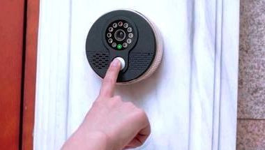 Видеодомофон "SITITEK Puck" присылает уведомление на смартфон, когда посетитель нажимает кнопку звонка