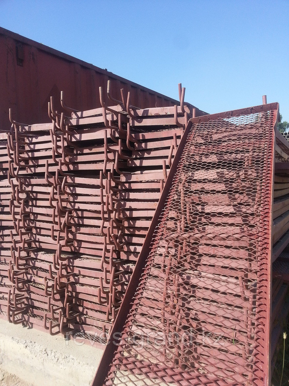 35 м для строительных лесов. 35 м для строительных лесов. Леса рамные с лестницей. Перфорированный (противоскользящий). Строительные леса 2х3,3м.