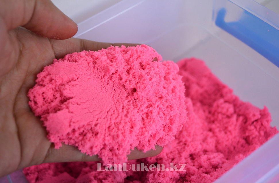 Ол дәретханада трусисын шешіп алды.