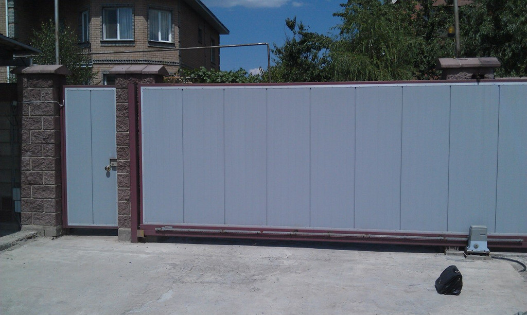 Секционные откатные ворота на автоматике
