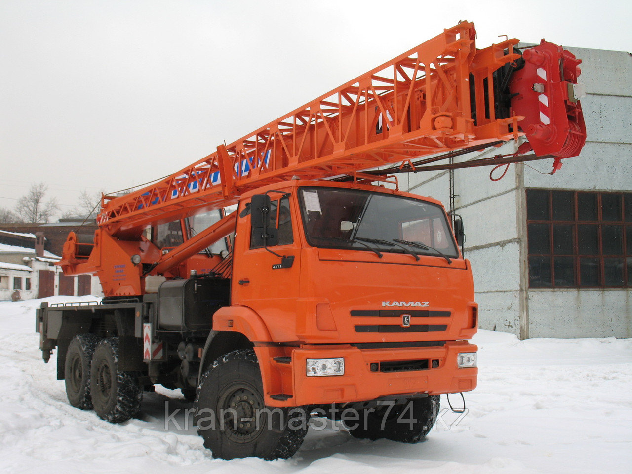 Автокран КС-55713 Галичанин грузоподъемностью 25 т смонтирован на шасси стрела 21,7 м