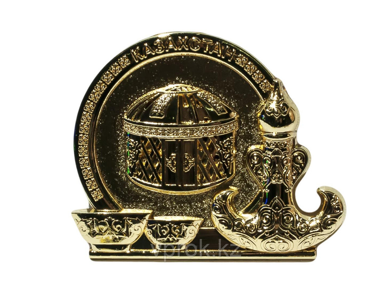 Сувенирный магнит  на Тойбастар "Торсық, пиалки и юрта" позолоченный, 8 см