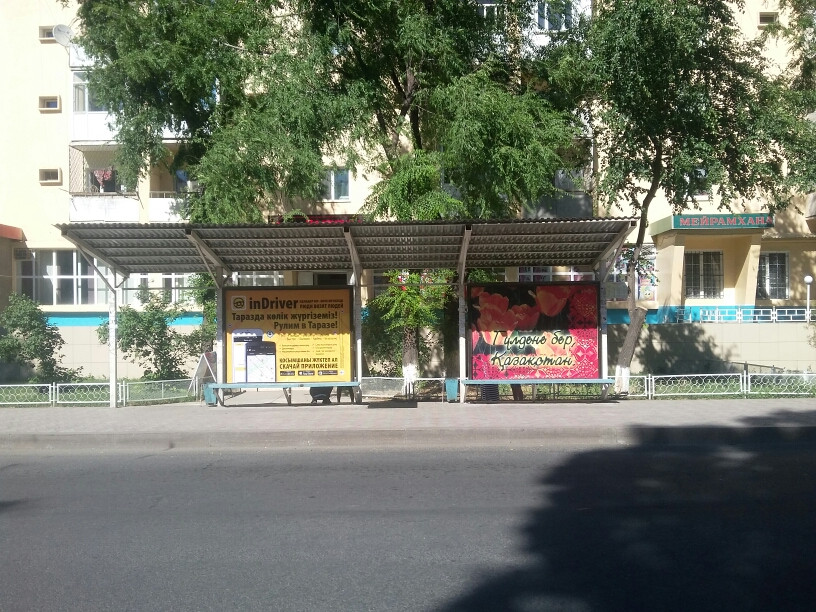 Реклама на остановках обществ транспорта в Таразе