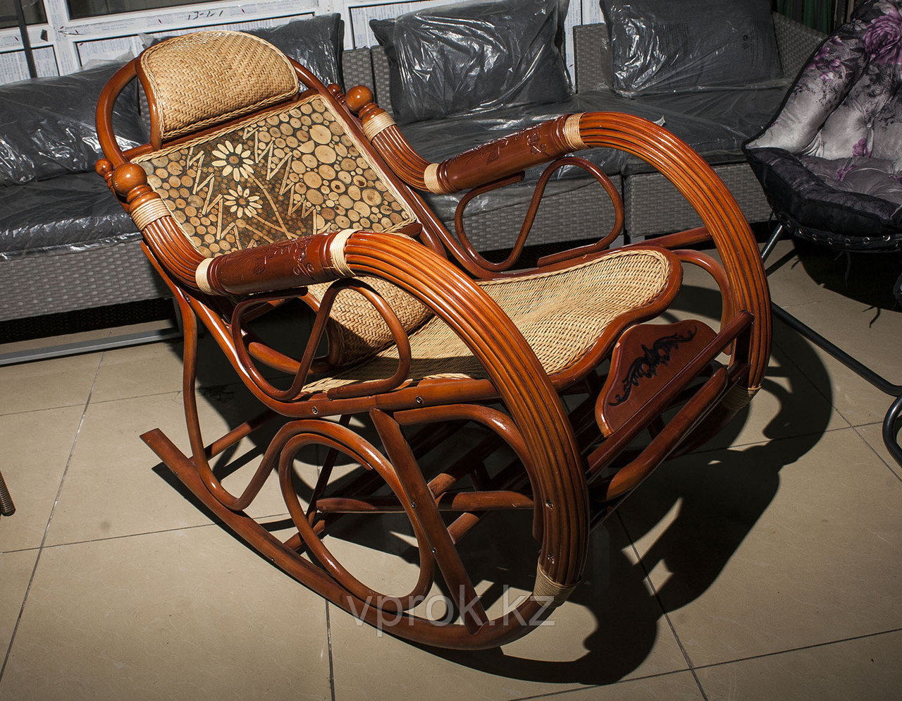 Плетеное кресло-качалка из ротанга