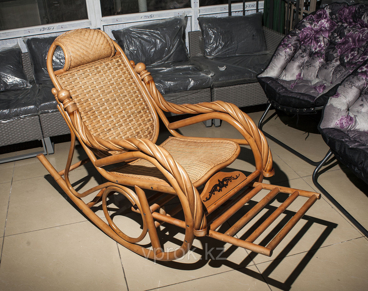 Плетеное кресло-качалка из ротанга, с выдвигающейся подножкой