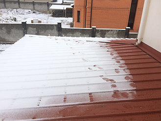 Новая кровля проходит первые испытания на снег и влагу.