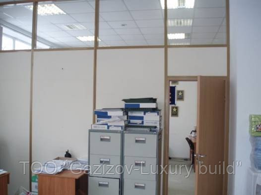 Офисная стеклянная перегородка комбинированная с ЛДСП