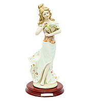 Фарфоровая статуэтка Девушка с корзинкой цветов. Ручная работа, Италия