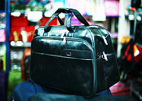 Женская лакированная сумка, с наружным кармашком (черная)