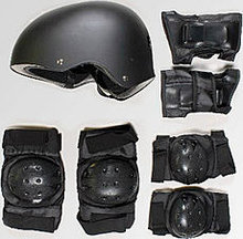 Защитная амуниция (шлем, наколенники, наколенники)