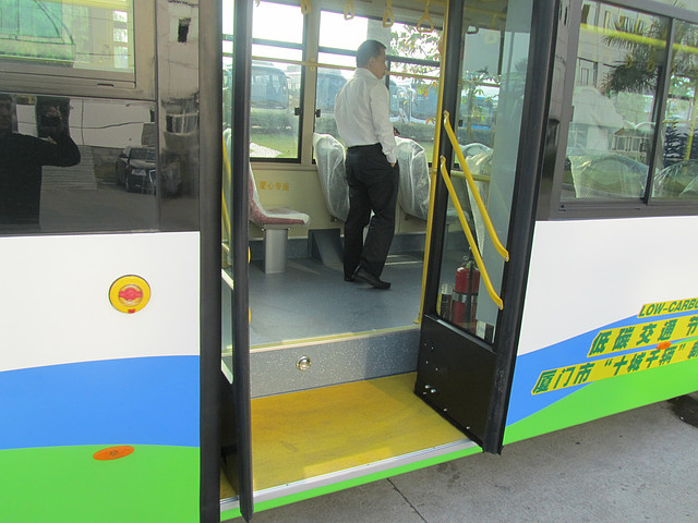 Городской автобус гибрид KingLong XMQ6127GH5 - фото 4 - id-p1721191
