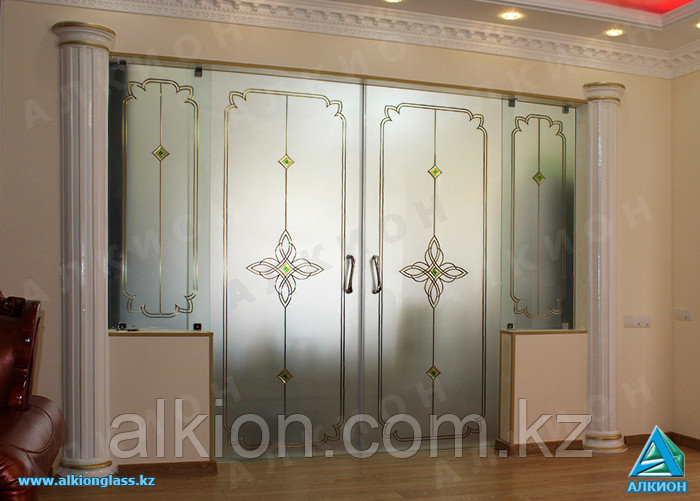 Цельностеклянная перегородка в художественном оформлении, фото 1