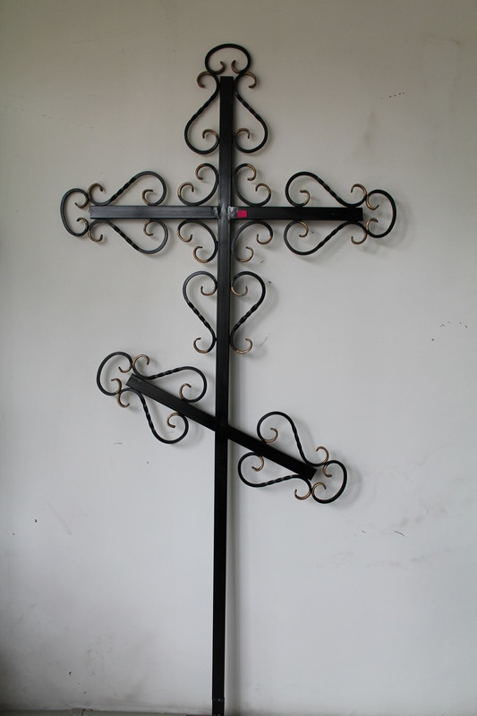 Металлические кресты на могилу с кованными элементами