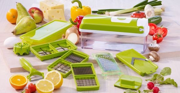 Алдымен перденің артындағы жігіт Jynx Maze-ді жалап, жұлқылайды, содан кейін шлюхты трахает)