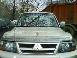 Дефлектор капота Mitsubishi Pajero 3 2000-2006 (Carbon)