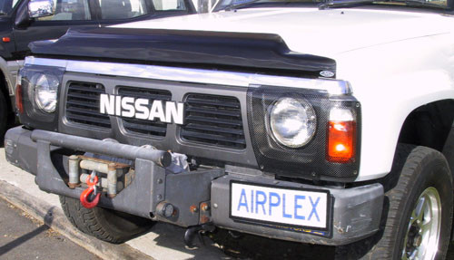 Мухобойка (дефлектор капота) Nissan Patrol (Y60) 1987-1997 (Carbon) - фото 1 - id-p28785030