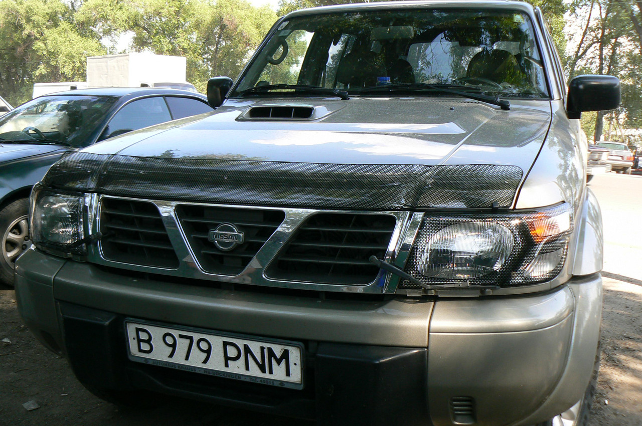 Мухобойка (дефлектор капота) Nissan Patrol (Y61) 1998-2004 (Carbon) - фото 1 - id-p28785032