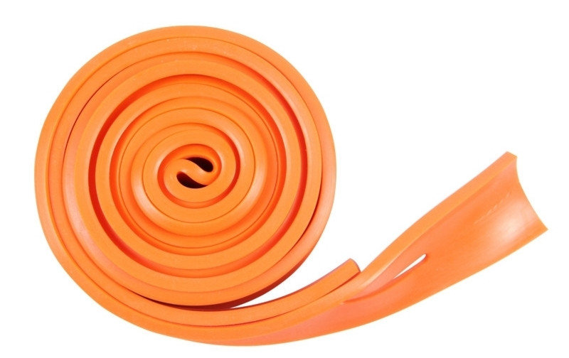 Ол оның аузынан мысығын шығармай оның аузына келді.