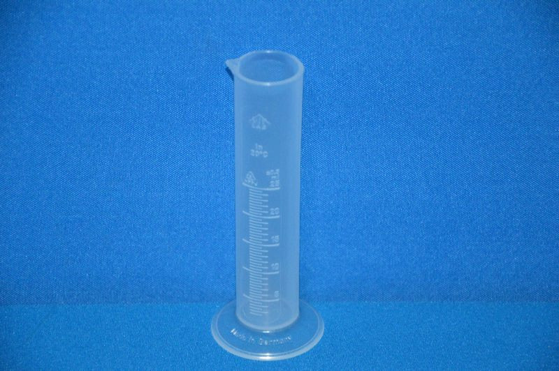 Цилиндр мерный с носиком низкий 25 мл, ц.д.0,5 мл, класс В, кольцевая рельефная шкала, полипропилен (РР) (VITLAB) - фото 1 - id-p33509941
