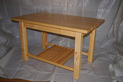 Стол с нижней полкой