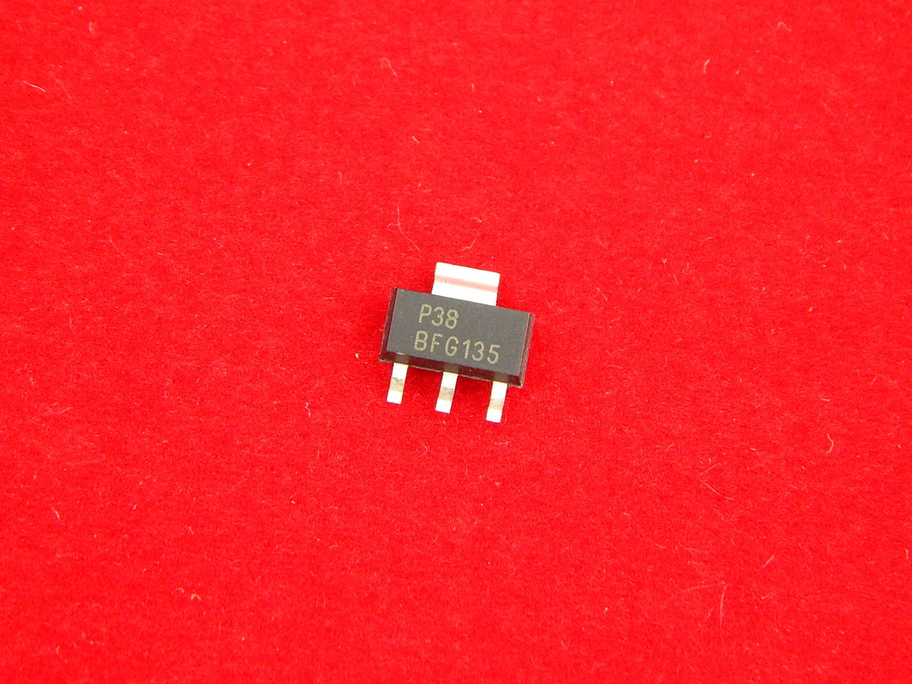 BFG135, Биполярный транзистор NPN 15В 150мА - фото 1 - id-p33941912