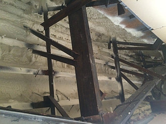 Утепление пенополиуретаном (ППУ) подкровельной части здания и свеса кровли выполненного из травертина.  