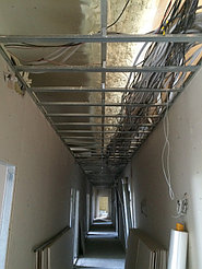 Утепление стальной балки вдоль кровли здания.