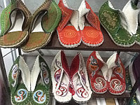 Обувь.казахские тапочки