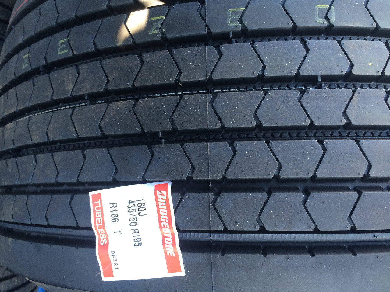 BRIDGESTONE 435/50R19,5 R166 II - фото 1 - id-p34686019