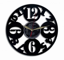 Часы с логотипом.