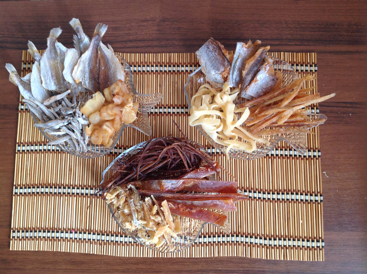 рыбные снеки к пиву. королевские креветки эквадор. креветки блэк тайгер. закуска к пиву рыбка. тарелка из сушеных морепродуктов.