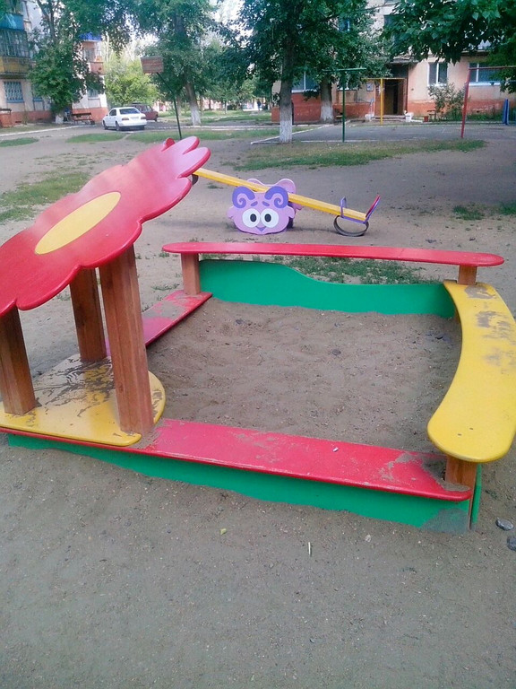 Установка детского игрового оборудования в городе Лисаковск 1 микрорайон. 1