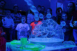 Шоу ультрафиолетовых пузырей в Павлодаре
