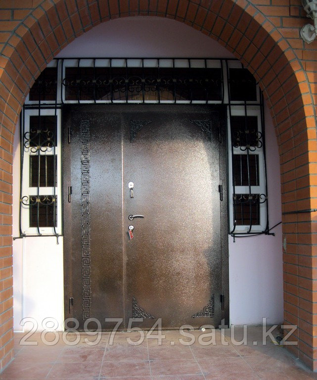Двухстворчатая дверь металлическая с двух сторон с элементами ковки