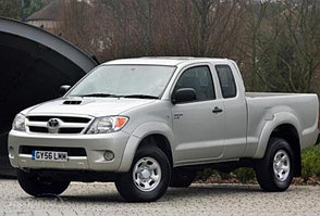 Дефлектор капота Toyota Hilux 2005-2011 с уплотнительной резинкой
